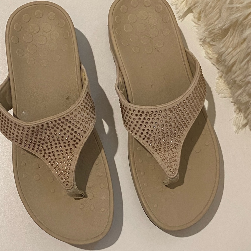 Vionic tan sandals size 7